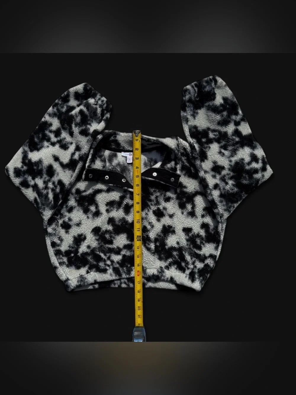 Girls cropped, quarter-snap fleece pullover from the brand Sugar & Jade. - Picture 4 of 7